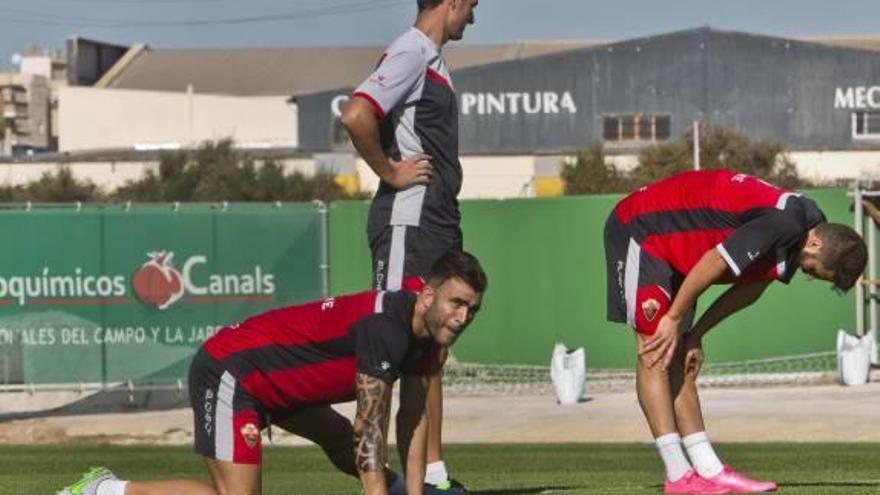 Armando, de rodilla, ya está recuperado.