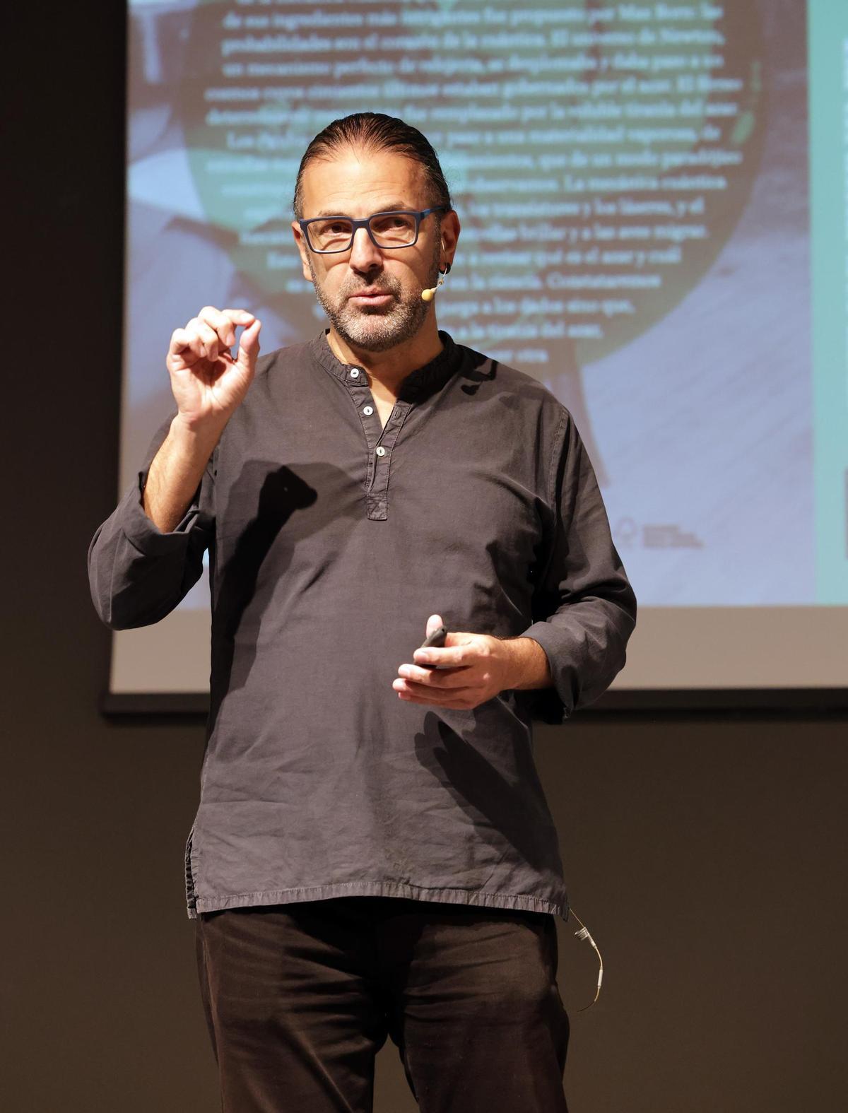 El físico teórico José Edelstein durante su intervención en el Club Faro