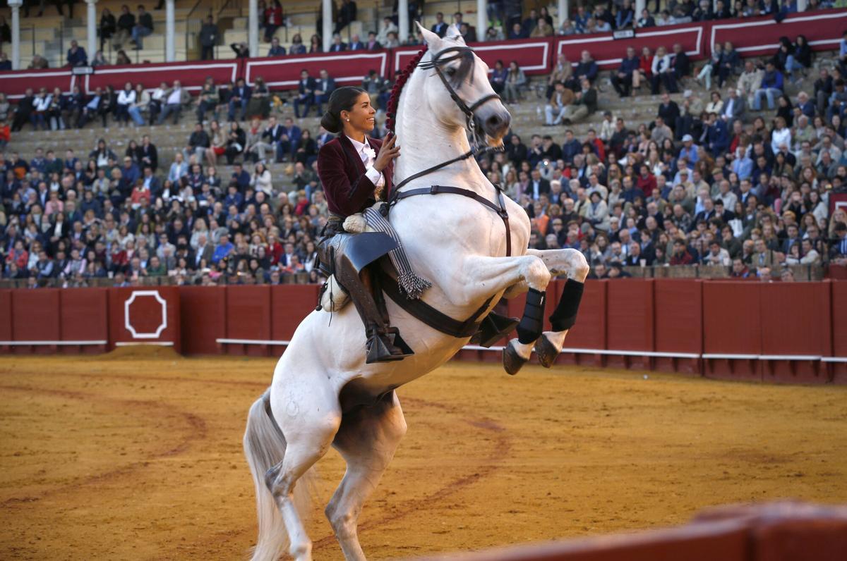La rejoneadora Lea Vicens saluda al público durante la faena a su segundo toro, de la ganadería de Fermín Bohórquez. Año 2016.