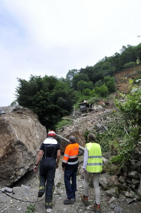 Un argayo obliga a desalojar un pueblo en Lena