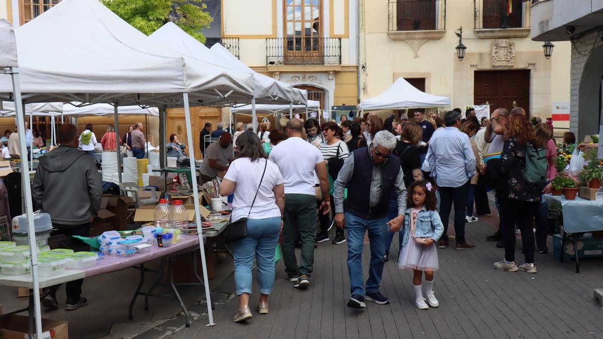 Asistentes en el mercadillo solidario celebrado este año en Benigànim.