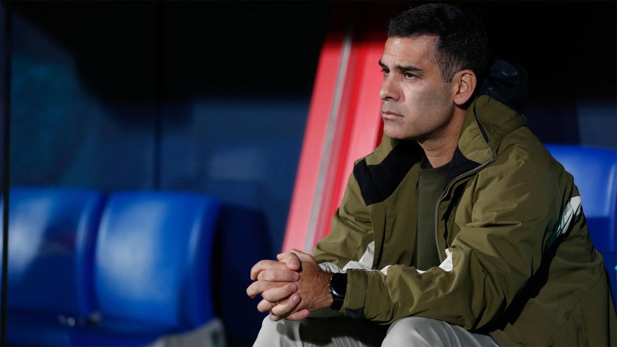 Rafa Márquez, pensativo durante el partido contra el Numancia