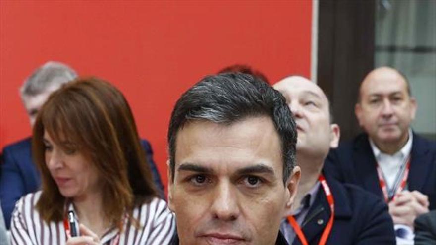 Los barones del PSOE despiertan de su letargo ante Pedro Sánchez