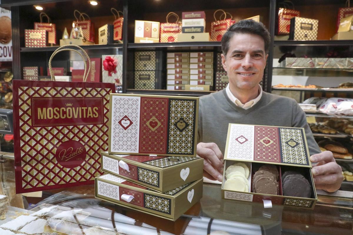 Francisco Gayoso, gerente de Rialto, con una caja de tres variedades de Moscovitas