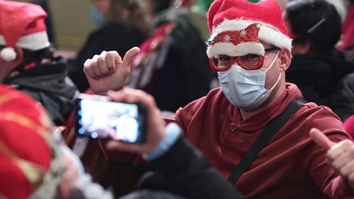 Un hombre disfrazado minutos antes del inicio del Sorteo de Navidad de la Lotería.