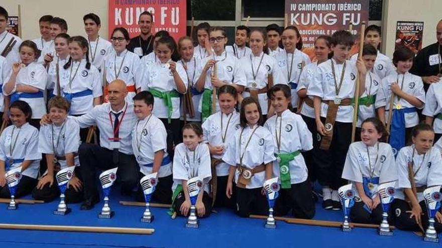 Los integrantes del Kung Fu Zen posan con sus trofeos al término del Campeonato Ibérico celebrado el pasado fin de semana en Tui.