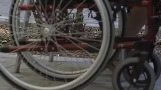 Familias de menores con discapacidad física denuncian que Educación les deja sin ayudas de transporte y comedor por un cambio de criterio