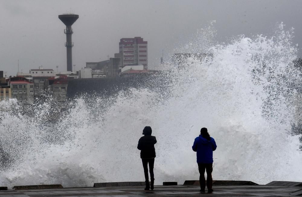 La costa de A Coruña, en alerta naranja por oleaje