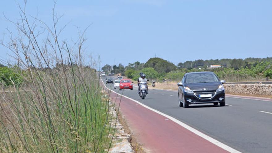 Coches y motos circulan en un tramo de la PM-820 de Formentera.