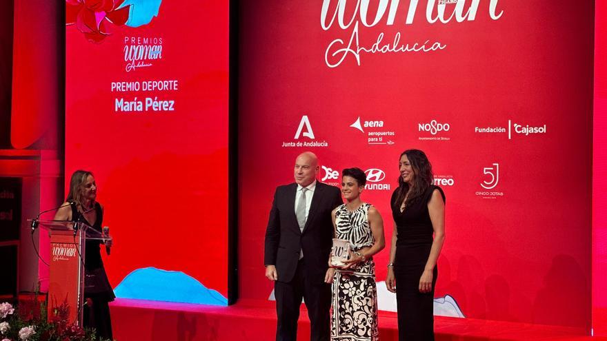 Vídeo | La atleta María Pérez recibe el galardón en la categoría Deporte en los Premios Woman Andalucía