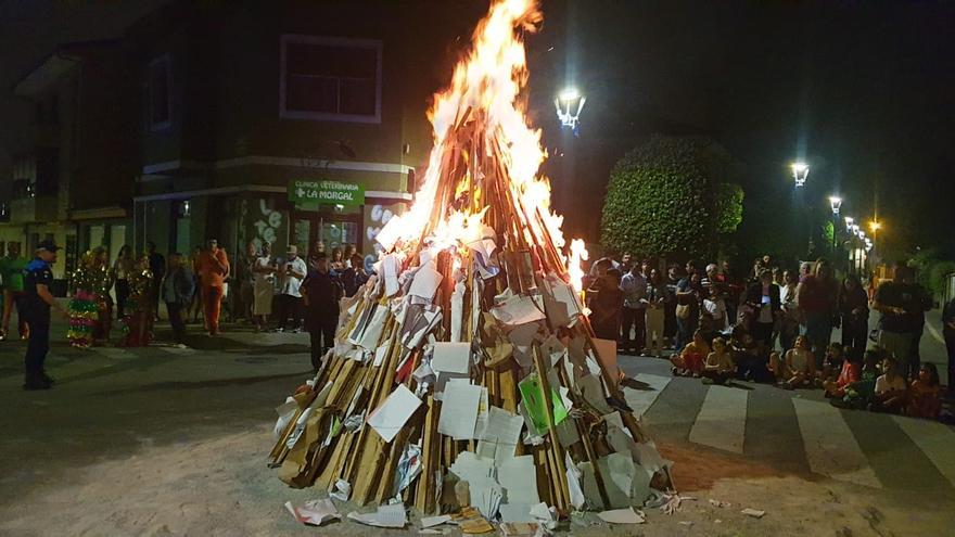 Llanera festeja San Juan con buenos deseos ante el fuego: así han sido sido las hogueras del concejo