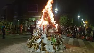 Llanera festeja San Juan con buenos deseos ante el fuego: así han sido sido las hogueras del concejo