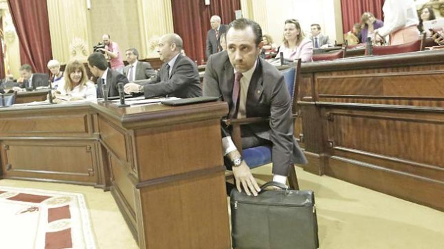 Bauzá, al inicio del pleno de ayer.