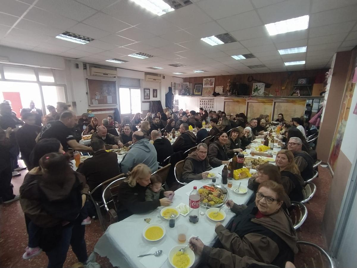 Comida de falleros en el casal de la falla Caputxins de Alzira