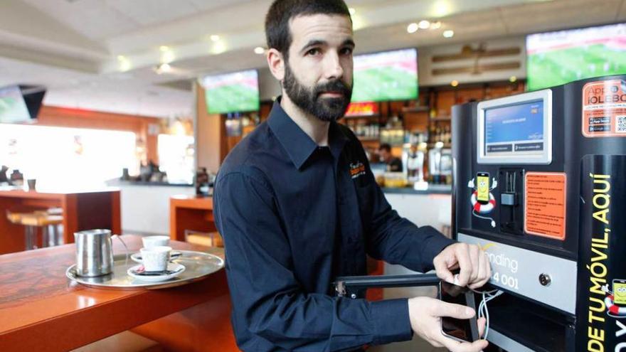 Yago García-Noblejas, en su bar, junto al cajetín para cargar móviles.