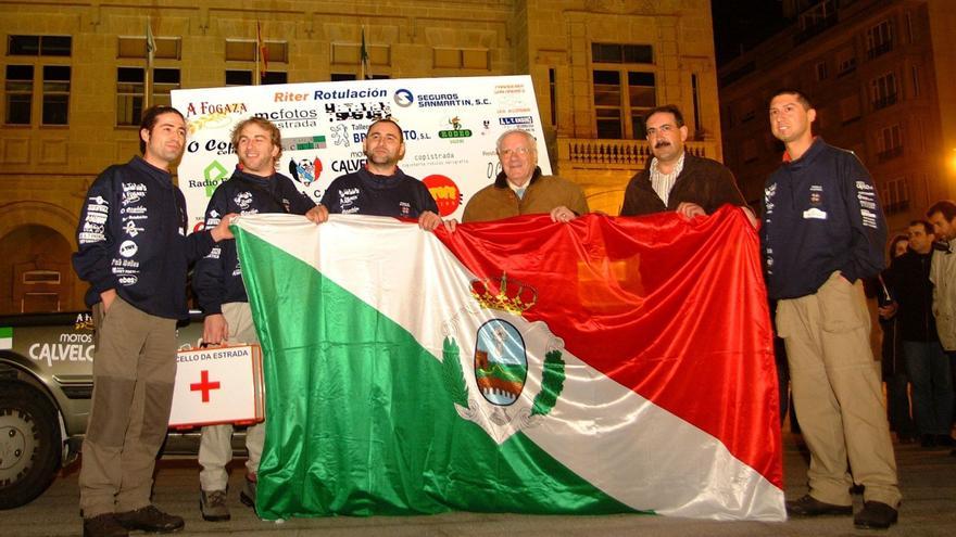 Rafael Iglesias, Xosé Pedreira, Alfredo Loureiro y Xoán Xosé Mato fueron despedidos por el alcalde Ramón Campos y el teniente alcalde José Antonio Maceira en la plaza del Concello, donde les regalaron una bandera de A Estrada que los acompañó en su viaje. |   / BERNABÉ