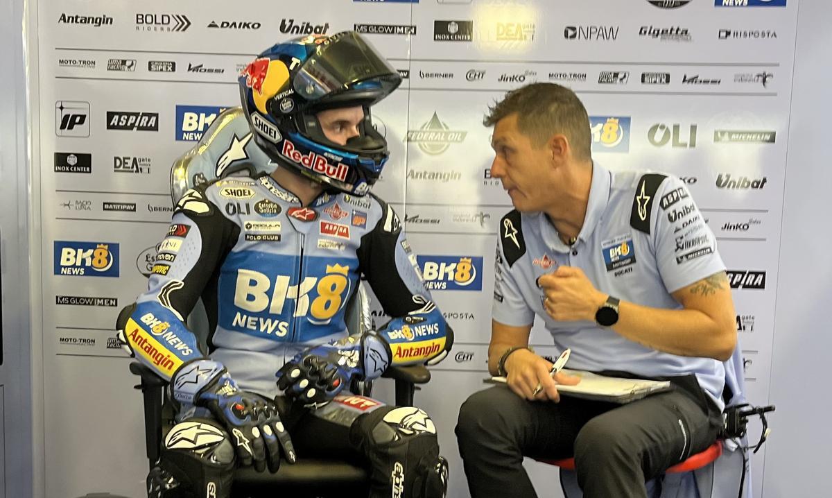 Àlex Márquez prepara con Michel Masini, su tecnico, los últimos minutos del ensayo de hoy en Portimao.