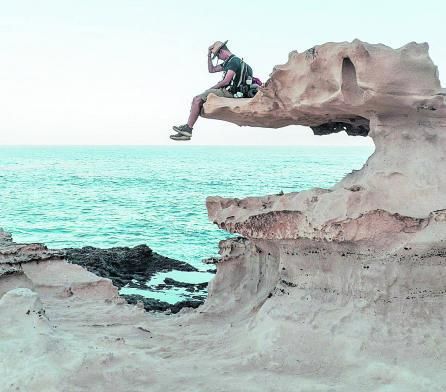 El artista en un punto de la costa oeste de Fuerteventura.