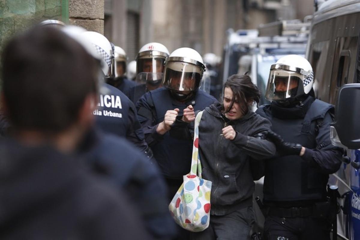 La policia desallotja una noia de l’edifici del carrer Sant Pere Més Baix, aquest dimarts a Barcelona. La policia desallotja una noia de l’edifici del carrer Sant Pere Més Baix, aquest dimarts a Barcelona.