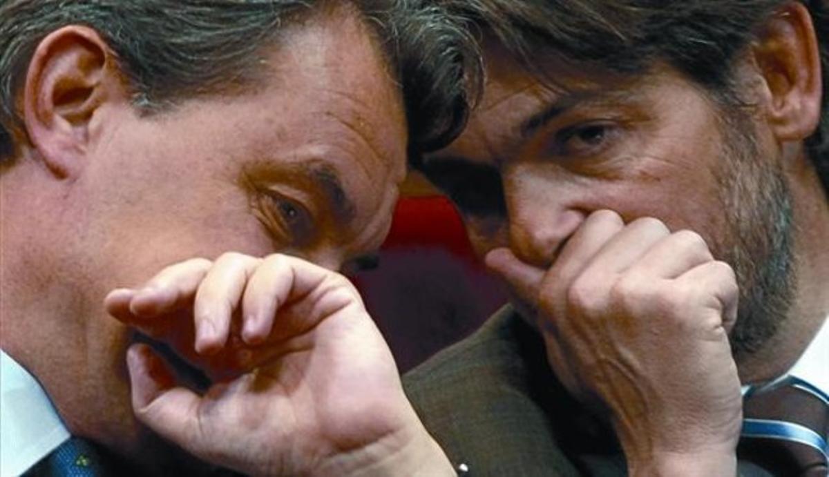 Mas i el portaveu de CiU al Parlament, Oriol Pujol, parlen tapant-se la boca per evitar indiscrecions, ahir en la sessió de control a Montilla. Mas i el portaveu de CiU al Parlament, Oriol Pujol, parlen tapant-se la boca per evitar indiscrecions, ahir en la sessió de control a Montilla.