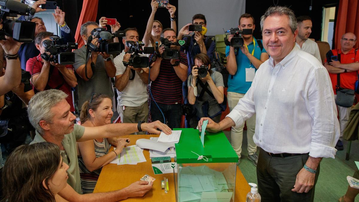 Juan Espadas vota en Sevilla.