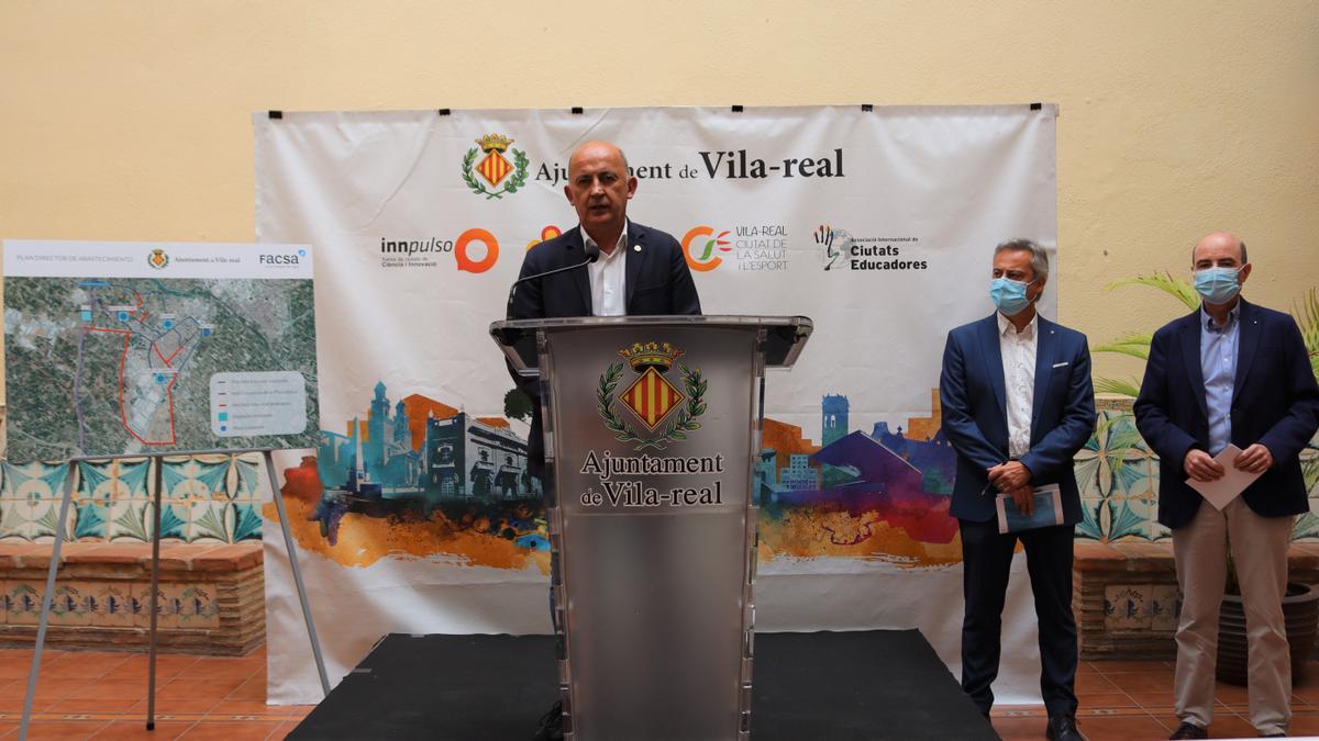 Valverde, Ferrer y Maximino presentaron en la Casa dels Mundina los detalles del plan director de aguas potables.