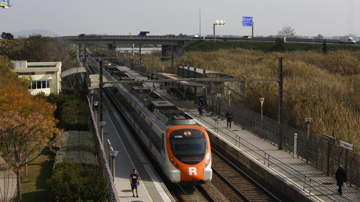 Tren de cercanías a su paso por Viladecans.