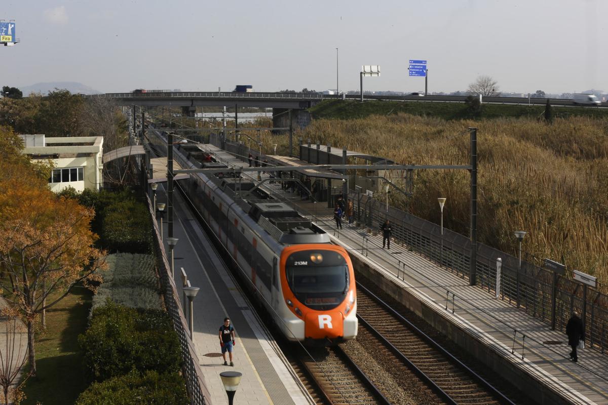 Tren de cercanías a su paso por Viladecans.