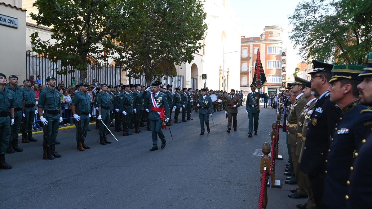 El general Carlos Sarrión pasa revista a la compañía.