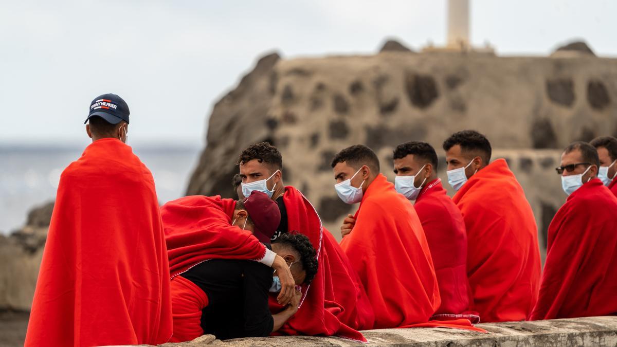 Archivo - Migrantes descansan en una zona cercana a los Jameos del Agua en la isla de Lanzarote