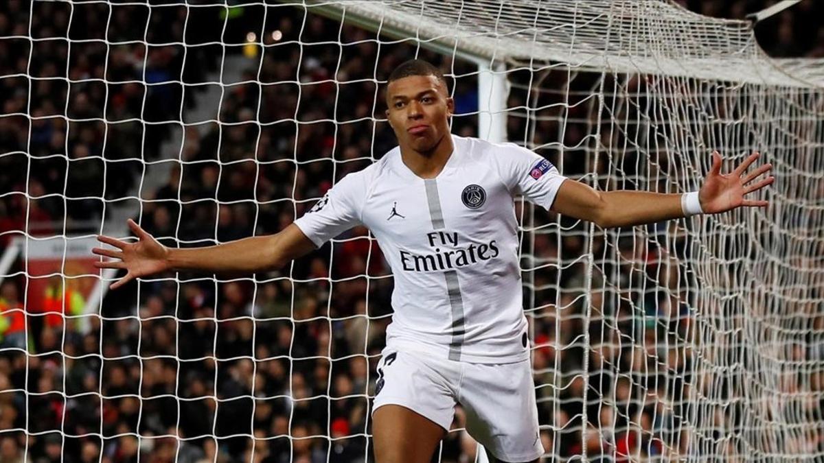 Kylian Mbappé celebra su gol, el segundo del PSG en Old Trafford.