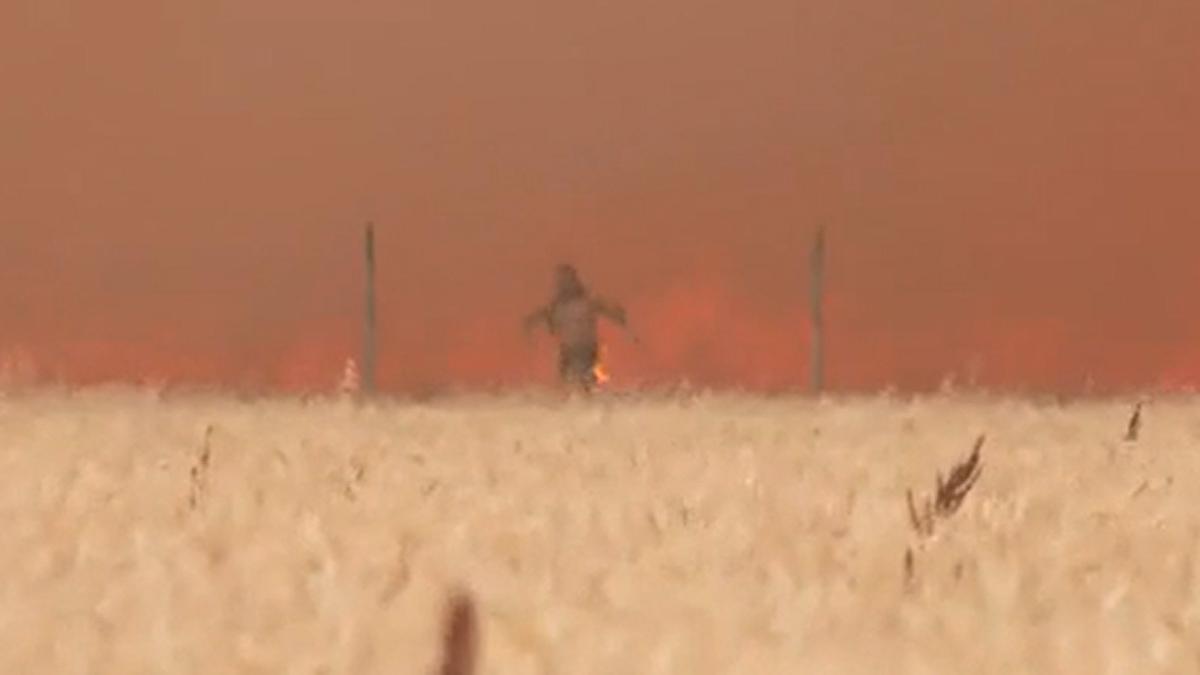 Un hombre escapa del fuego en uno de los incendios que afecta a Zamora.