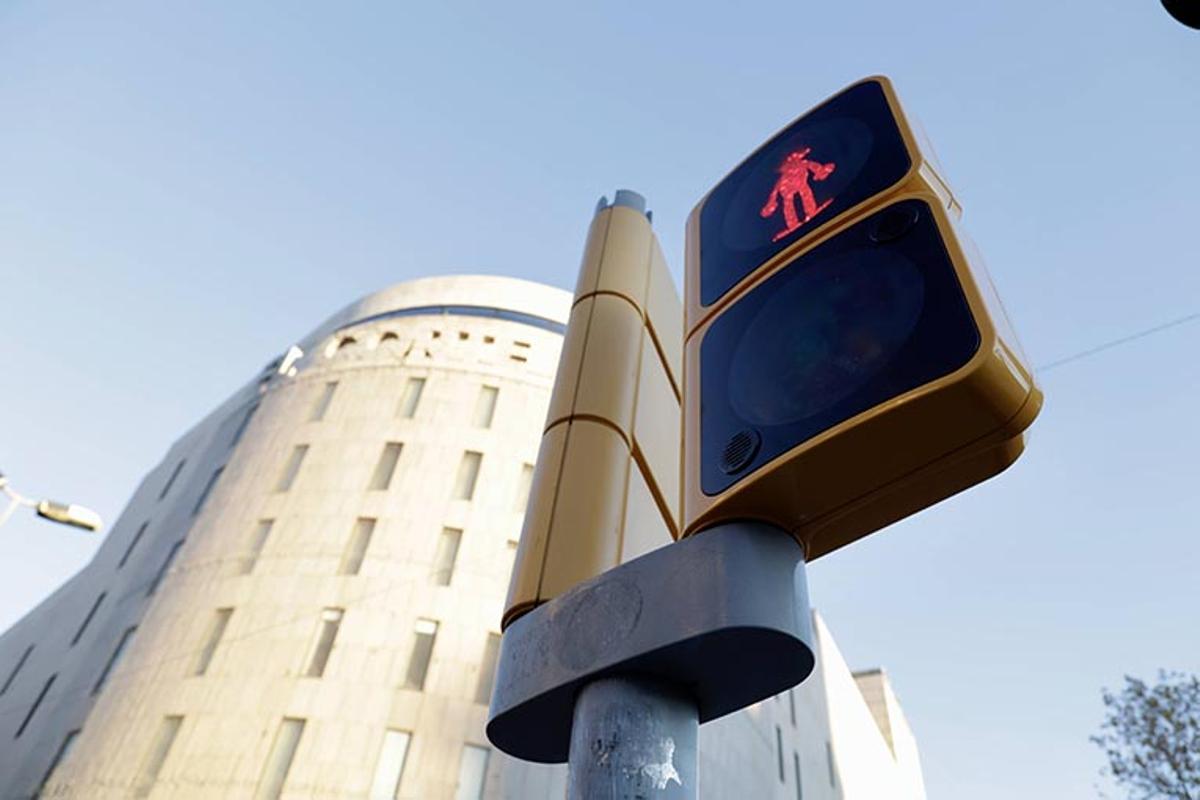 Los semáforos de Mortadelo y Filemón llegan al centro de Barcelona