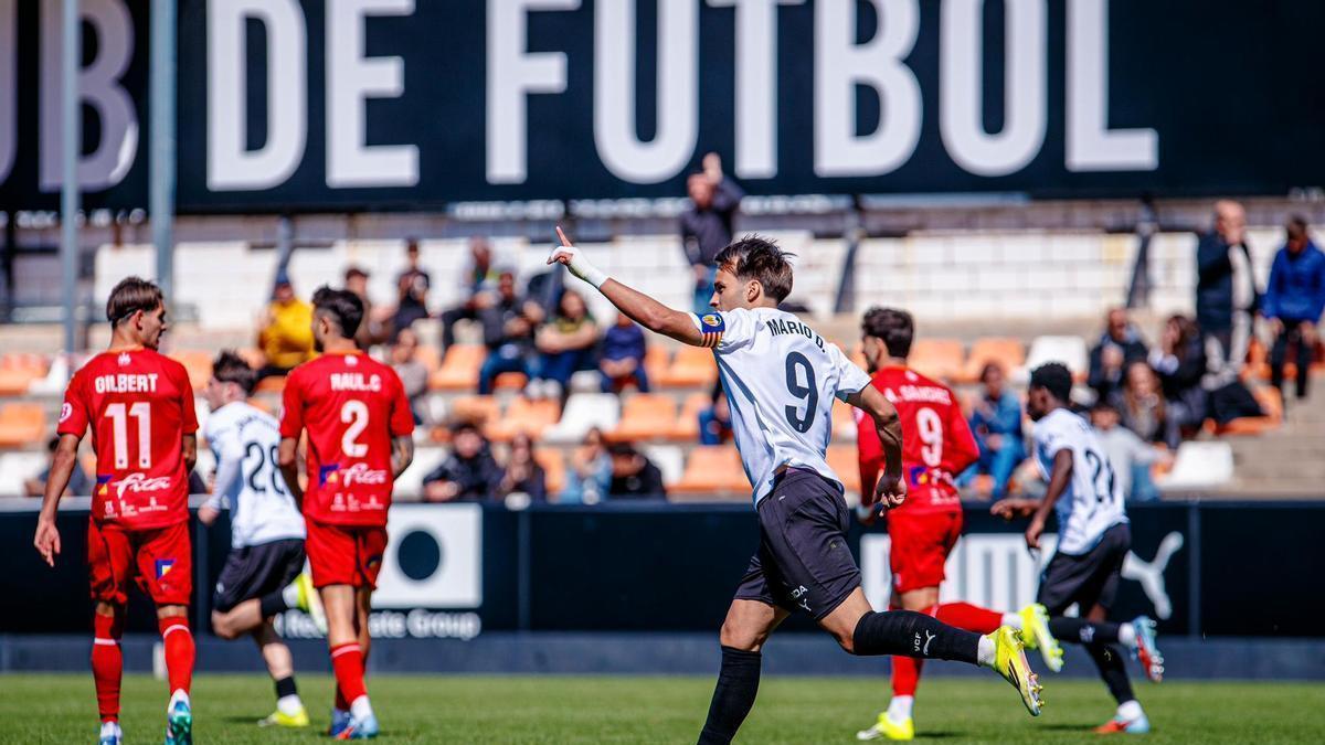 Mario Domínguez luciendo el brazalete de capitán
