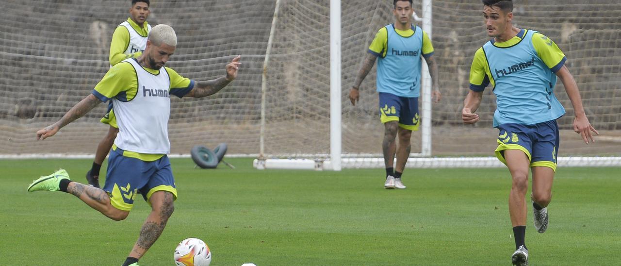 Aridai Cabrera -con peto blanco-, golpea el balón en un entrenamiento.