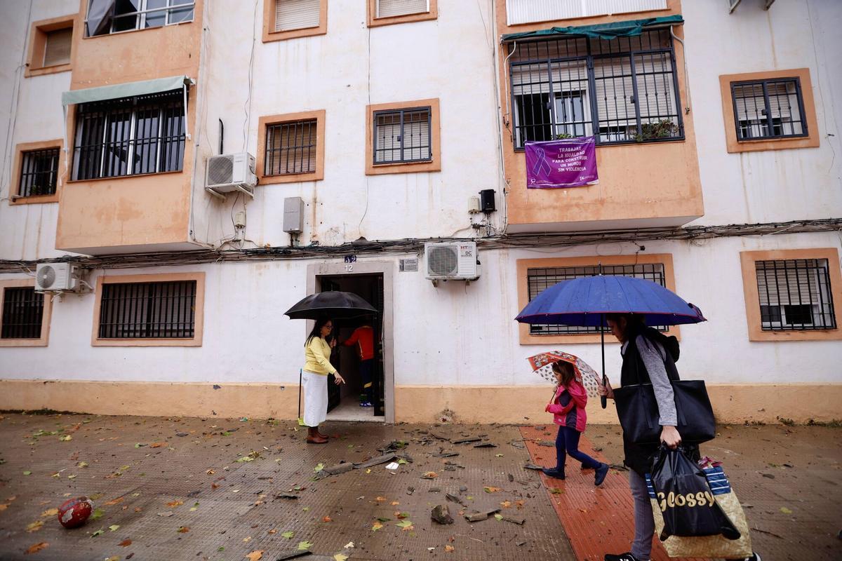 Estado de las viviendas tras impactar varios cascotes.