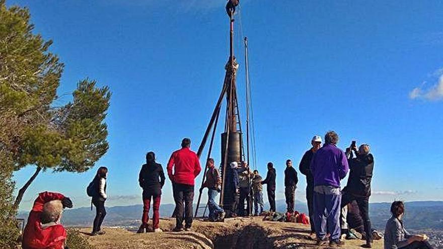 Grup reforçant el pal de la bandera