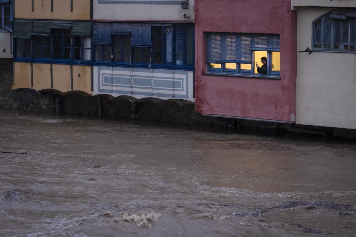 El río Onyar a su paso por Girona durante el temporal de lluvias.
