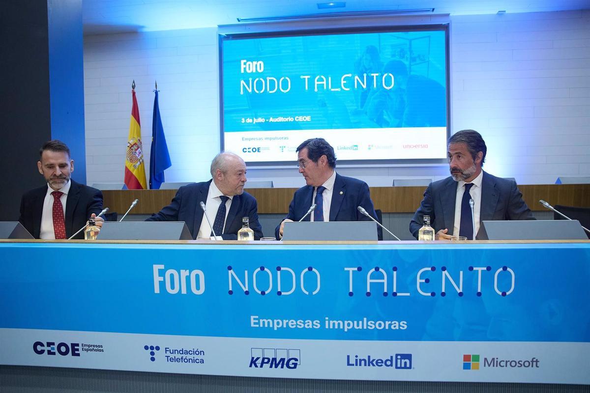 El director del Departamento de Educación y Formación de CEOE, Juan Carlos Tejeda; el secretario de Estado de Educación, José Manuel Bar; el presidente de la CEOE, Antonio Garamendi, y el presidente de KPMG, Juan José Cano.