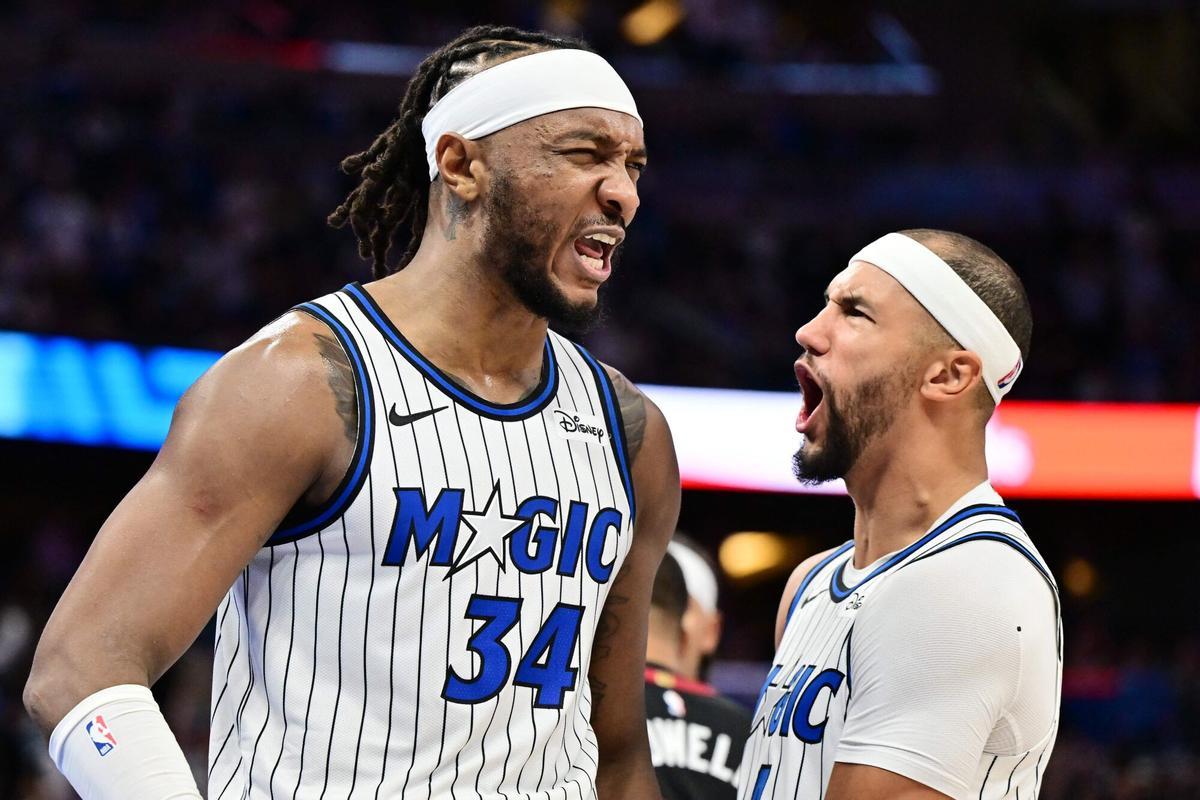 ORLANDO, FLORIDA - OCTOBER 22: Wendell Carter Jr. #34 and Jalen Suggs #4 of the Orlando Magic react after a foul in the second half of the game against the Miami Heat at Kia Center on October 22, 2025 in Orlando, Florida. NOTE TO USER: User expressly acknowledges and agrees that, by downloading and or using this photograph, User is consenting to the terms and conditions of the Getty Images License Agreement. Julio Aguilar/Getty Images/AFP (Photo by Julio Aguilar / GETTY IMAGES NORTH AMERICA / Getty Images via AFP). NOTE TO USER: User expressly acknowledges and agrees that, by downloading and or using this photograph, User is consenting to the terms and conditions of the Getty Images License Agreement