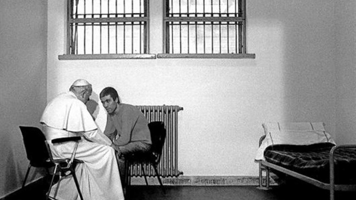 A solas 8 El Papa Juan Pablo II visita a Ali Agca, en una cárcel de Roma en 1983.