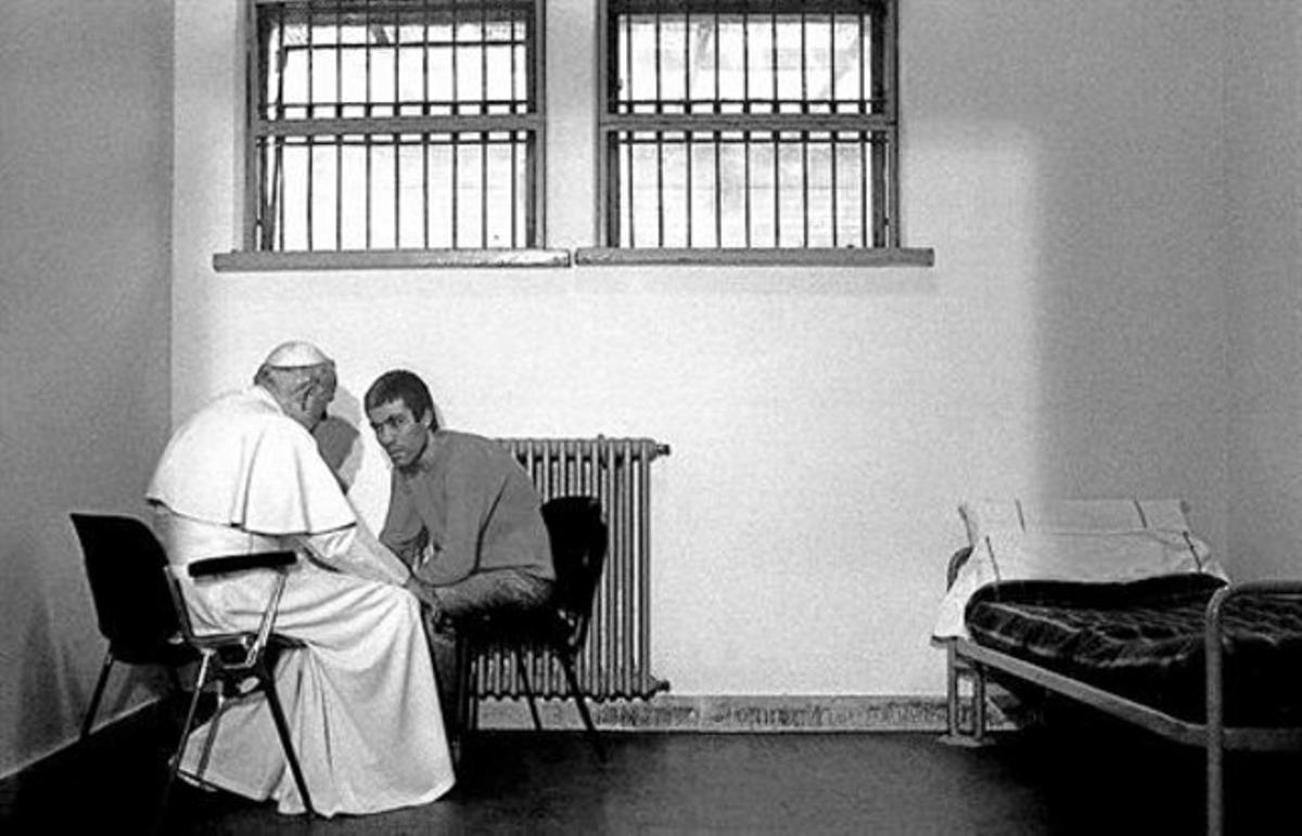A solas 8 El Papa Juan Pablo II visita a Ali Agca, en una cárcel de Roma en 1983.