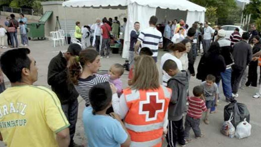 Damnificados por el terremoto en Lorca en el campamento para los evacuados.