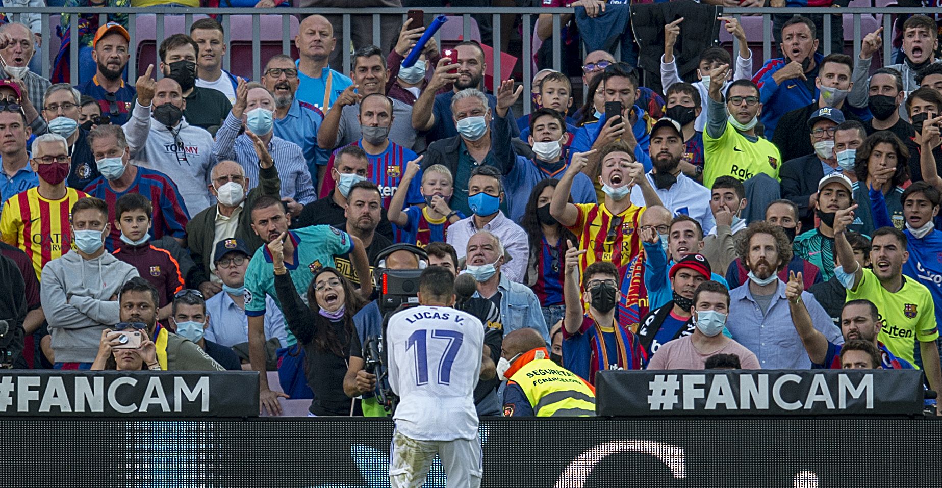 Lucas Vázquez celebra el 0-2 ante aficionados del Barça.