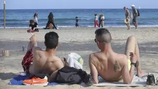 Playas sin humo en Alicante: Barcala se plantea prohibir fumar ante la demanda ciudadana