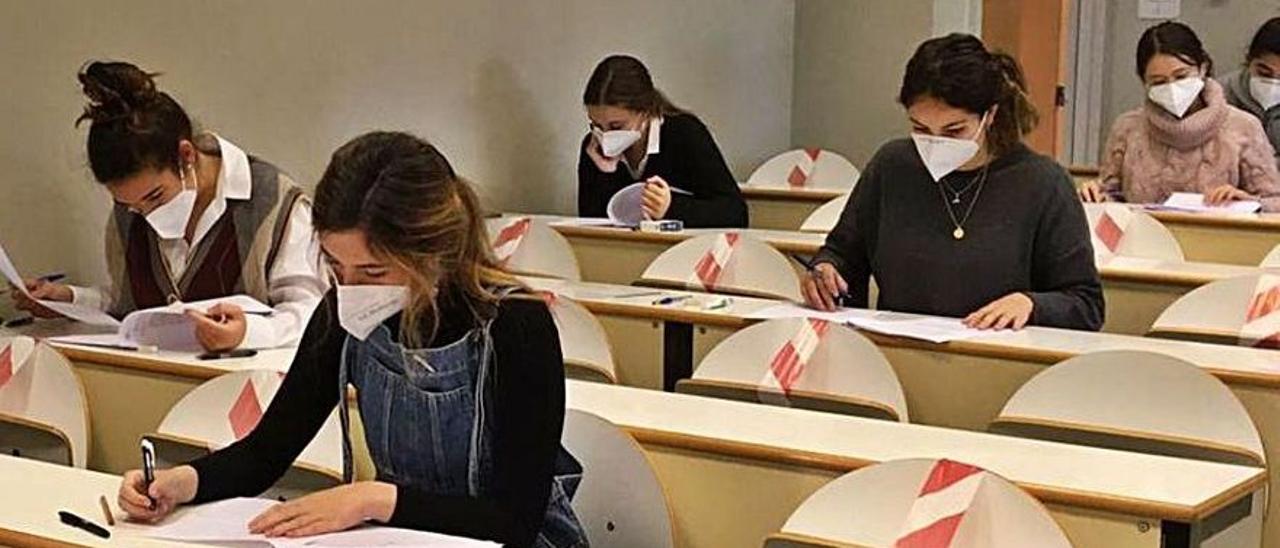 Estudiantes de la Facultad de Enfermería, durante un examen presencial, el pasado mes de diciembre. | LNE