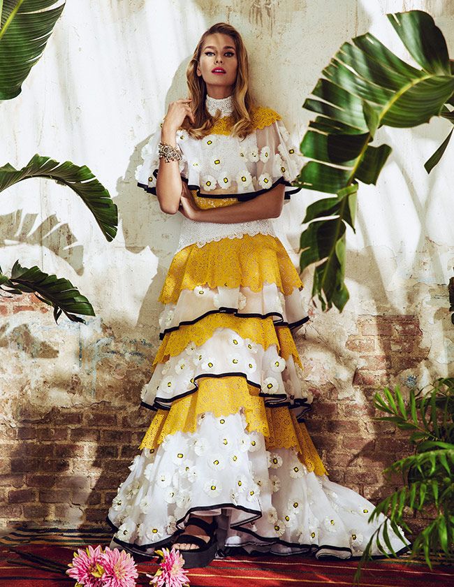 Top con volantes y flores bordadas y falda a juego