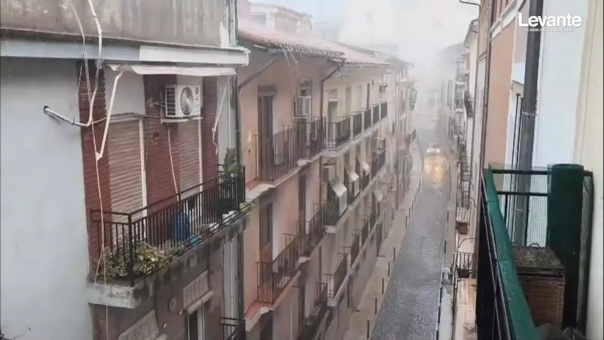 Las tormentas dejan granizo, vientos huracanados y fuertes lluvias en la Costera, la Canal y la Vall d'Albaida