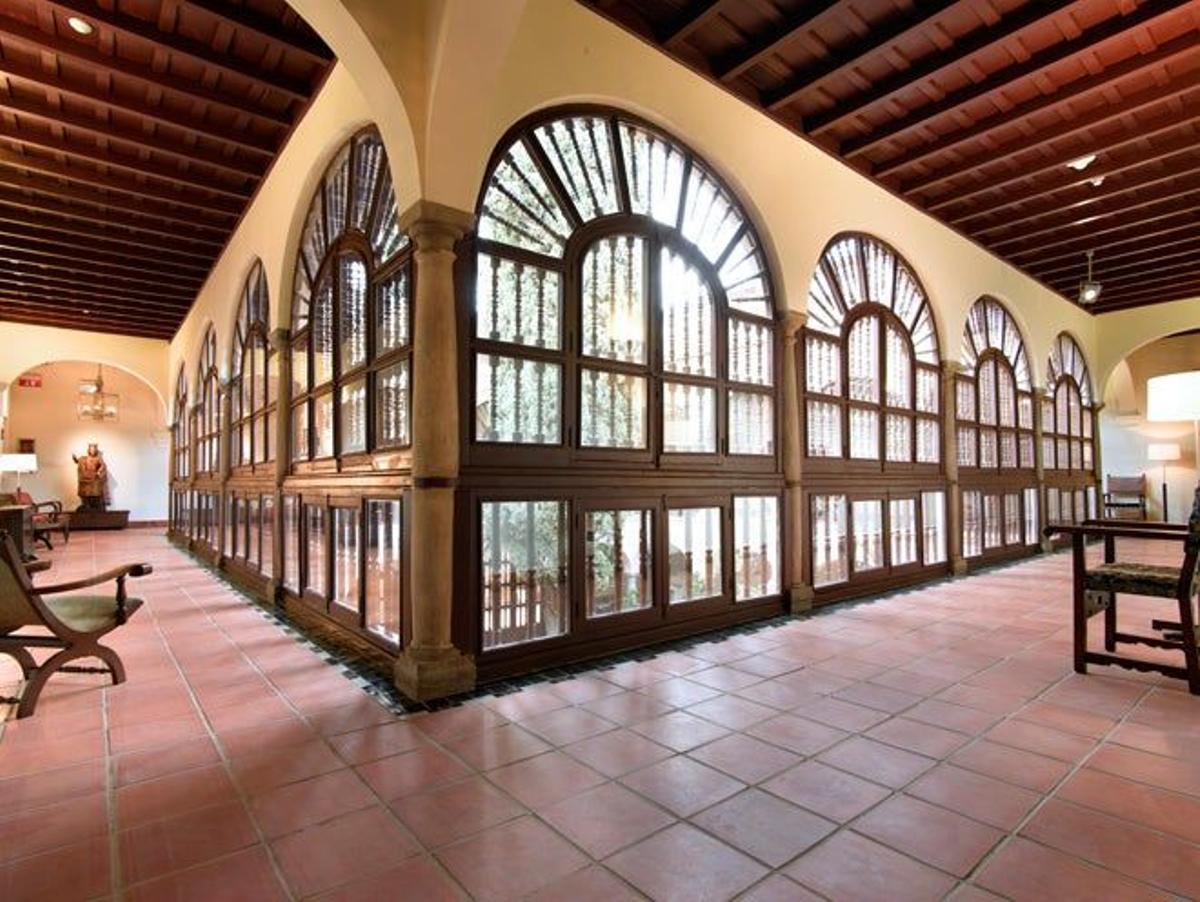 Estancia alrededor del antiguo patio del palacio nazarí, transformado después en claustro cristiano.