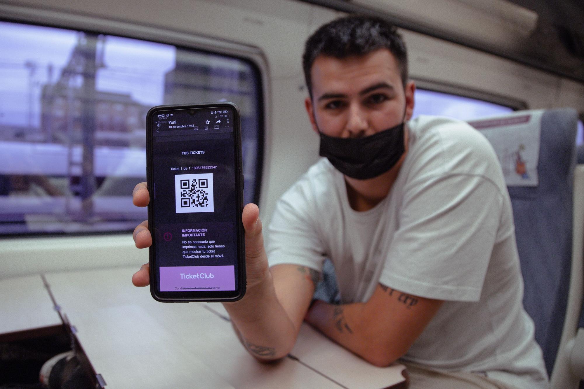 Iker, joven estudiante de Palencia que viaja a la discoteca Fabrik, de la que muestra la entrada, en Madrid